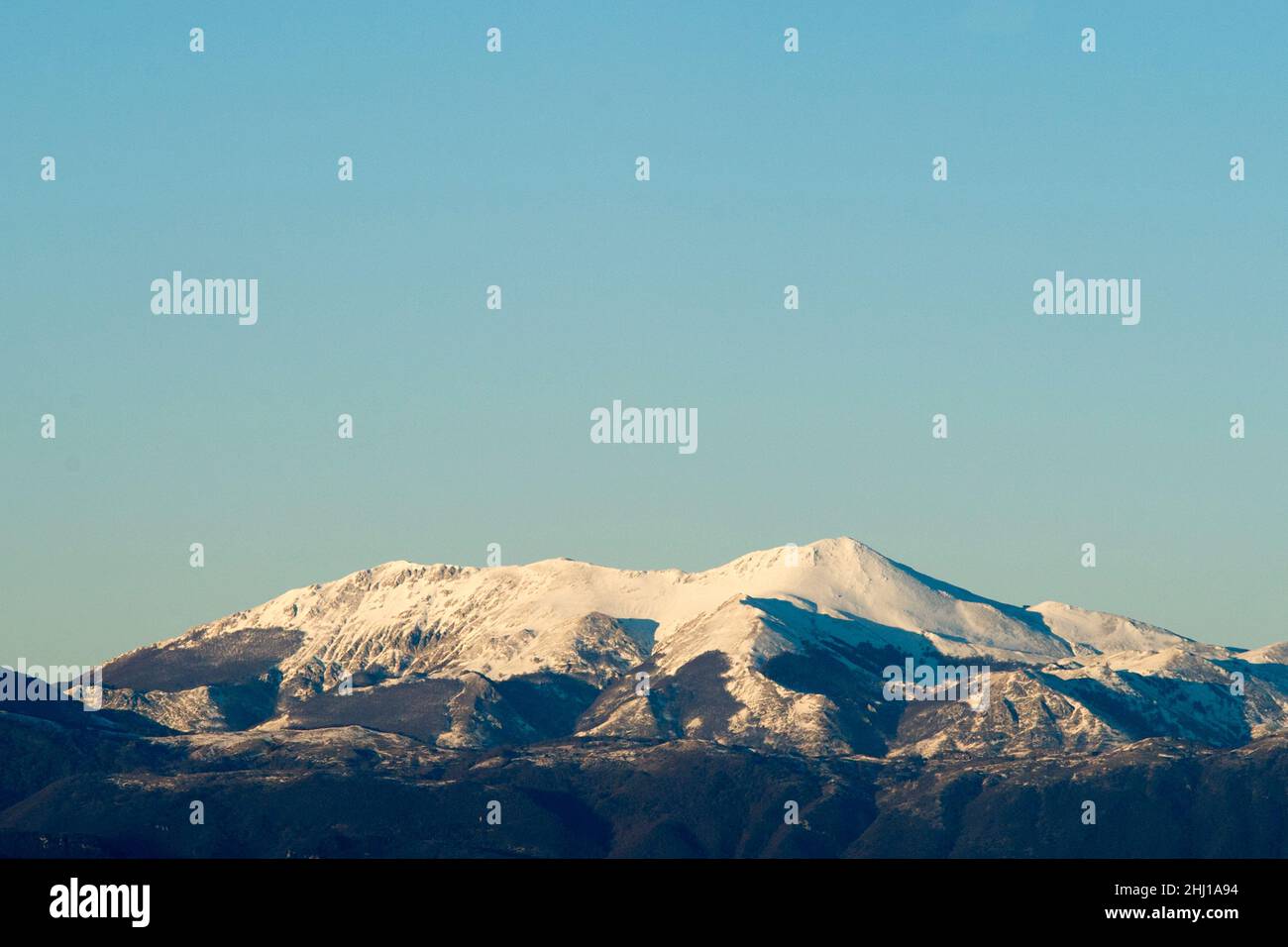 Matese Mountains, Italien. 25th Januar 2022. Schneebedeckte Matese-Berge von Castel Morrone aus gesehen, nachdem die Temperaturen in ganz Italien stark abfegten. Das Matese-Massiv ist ein Gebirgsmassiv des Samnite-Apennins, das in zwei Regionen (Molise und Kampanien) und vier Provinzen (Campobasso, Isernia, Caserta und Benevento) unterteilt ist. Kredit: Vincenzo Izzo/Alamy Live Nachrichten Gutschrift: Vincenzo Izzo/Alamy Live Nachrichten Stockfoto