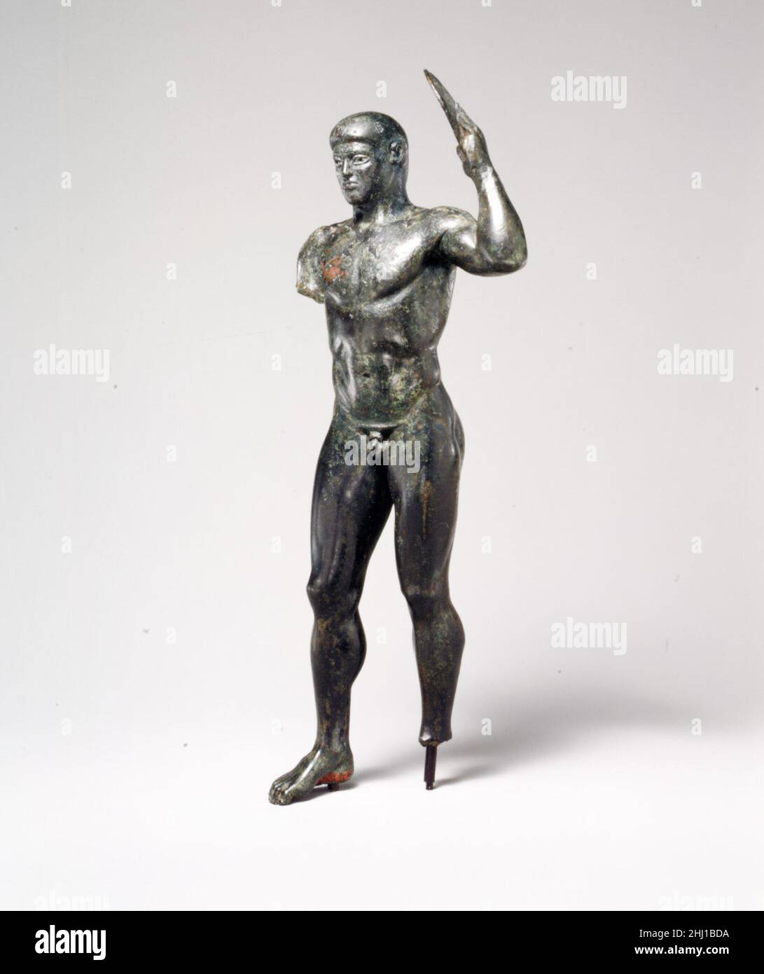Bronze Diskos Werfer ca. 480–460 v.Chr. Griechisch Diese Bronze der Superlative verkörpert die höchsten Errungenschaften der frühen Klassik. Der Athlet ist dabei, die Diskos mit seiner linken Hand nach vorne und über den Kopf zu schwingen, sie dann auf seine rechte Hand zu übertragen und sie mit der Kraft des angesammelten Impulses zu lösen. Die Schönheit der Statuette liegt in der ruhigen und konzentrierten Physiognomie, die Teil eines perfekt entwickelten und disziplinierten Körpers ist. Hören Sie zu, wie Experten die Geschichte dieses Kunstwerks beleuchten Hörspiel oder Pause #1018. Bronze Diskos Werfer unterstützt von Bloomberg Philanthropies We're sor Stockfoto