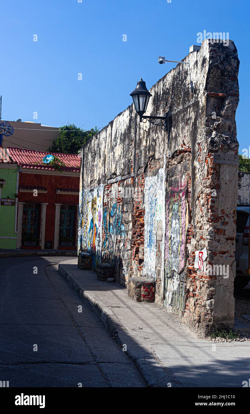 Alte und heruntergekommene Mauer, Barrio Getsemani, Cartagena de Indias, Kolumbien. Stockfoto