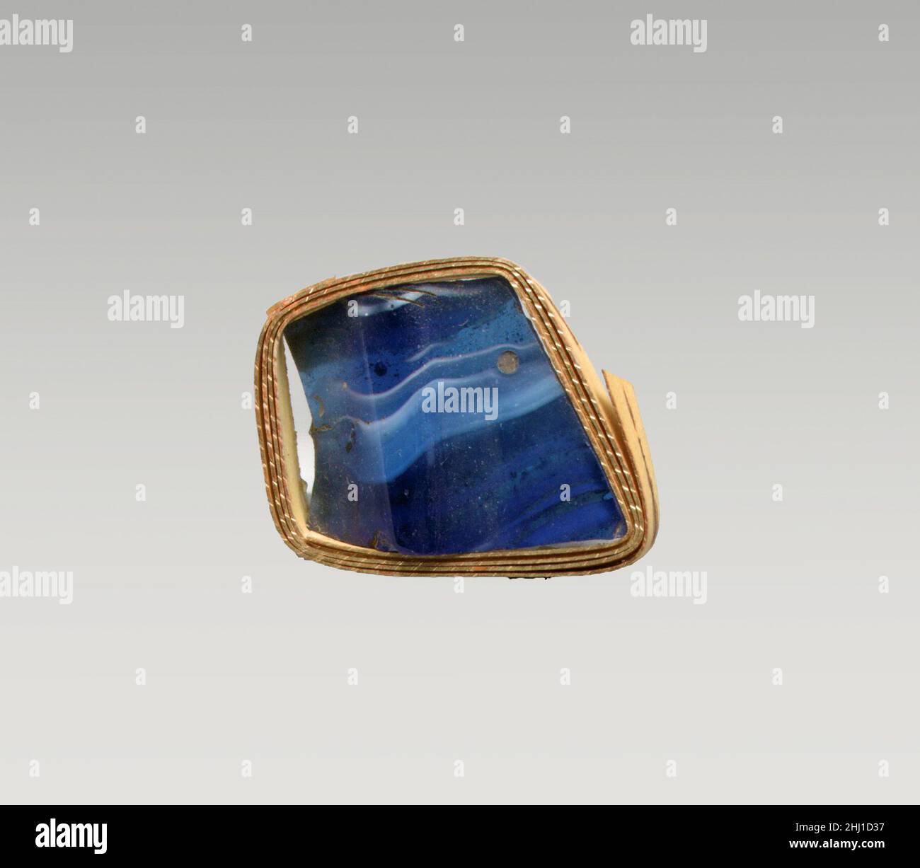 Mosaikglas gerippte Schale Fragment Ende 1st Jahrhundert v. Chr.–Anfang 1st Jahrhundert n. Chr. römischen Körper Fragment.Translucent blau und opak weiß.Convex geschwungene Seite.Band Mosaik-Muster aus Abschnitten eines einzigen Rohres in blauem Boden mit unregelmäßigen welligen weißen Fäden und Streifen in parallelen Linien gebildet; Außen, einzelne breite vertikale Rippe mit eckiger Außenkante. Außen poliert; außen mit Lochfraß von Oberflächenblasen; innen mit stumpfem und cremig schillerndem Verwittern; innen mit etwas Verwitterung und Lochfraß von gezackten Kanten. Fragment der gerippten Schale aus Mosaikglas. Römisch. Spätes 1st Jahrhundert B.C.–frühes 1st Jahrhundert A.D. Stockfoto