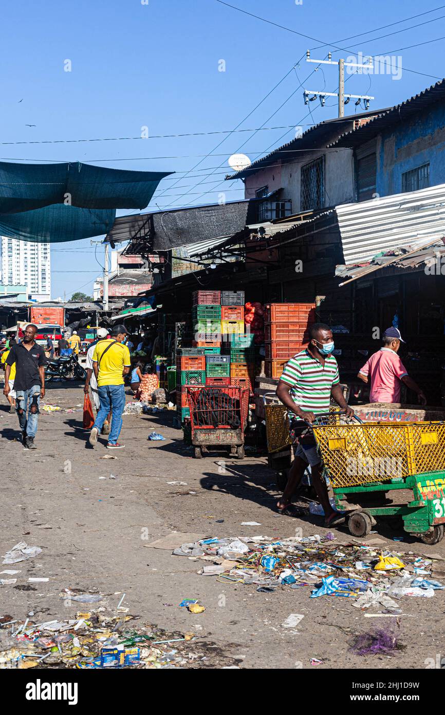 Tägliches Leben auf den schmutzigen Straßen des öffentlichen Marktes Mercado Bazurto, Cartagena de Indias, Kolumbien. Stockfoto
