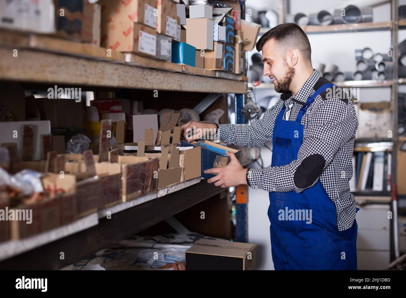 Arbeiter sortiert Kleinteile zur Reparatur Stockfoto