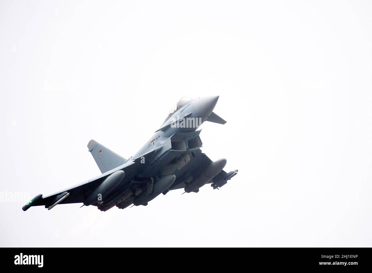 Wittmund, Deutschland. 26th Januar 2022. Ein Eurofighter Typhoon-Kämpfer der Luftwaffe hebt mit eingeschaltetem Nachbrenner vom Luftwaffenstützpunkt Wittmundhafen ab. Aufgrund einer umfassenden Sanierung des Flugstützpunktes in Wittmund, Ostfriesland, verlegt die Bundeswehr vorübergehend 19 Eurofighter von dort auf den Laage-Stützpunkt südlich von Rostock. Quelle: Hauke-Christian Dittrich/dpa/Alamy Live News Stockfoto