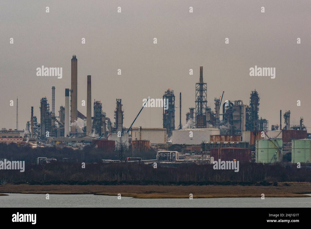 fawley-Ölraffinerie an der Küste des solent in southampton Docks, uk, petrochemische Anlage, Ölverarbeitungsanlage. Stockfoto