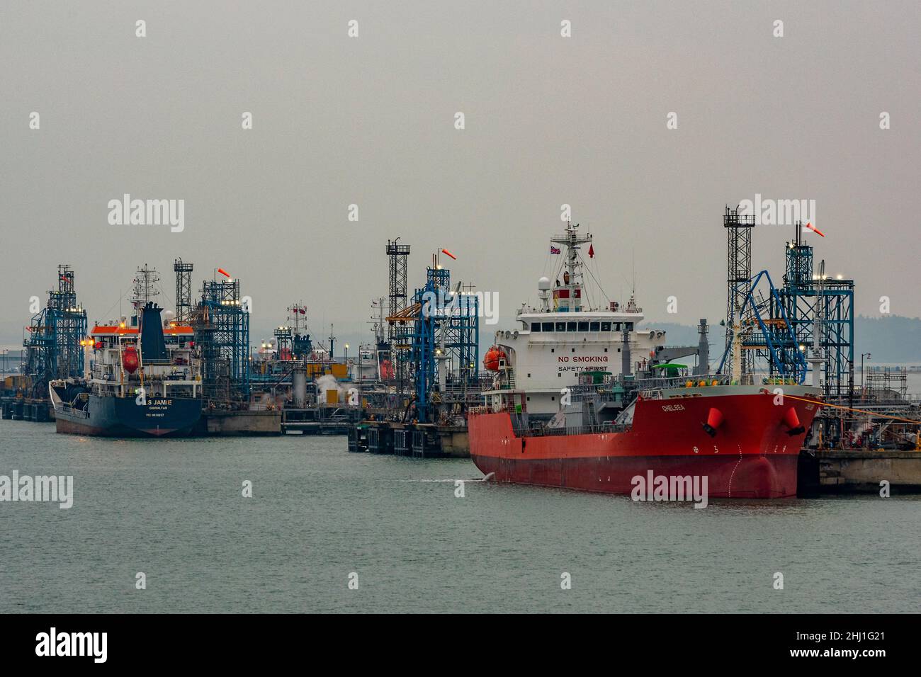 Öl- und Gastanker neben dem Marinepol der petrochemischen Verarbeitungsanlage fawley und der Raffinerie im Hafen von southampton docken großbritannien an. Stockfoto