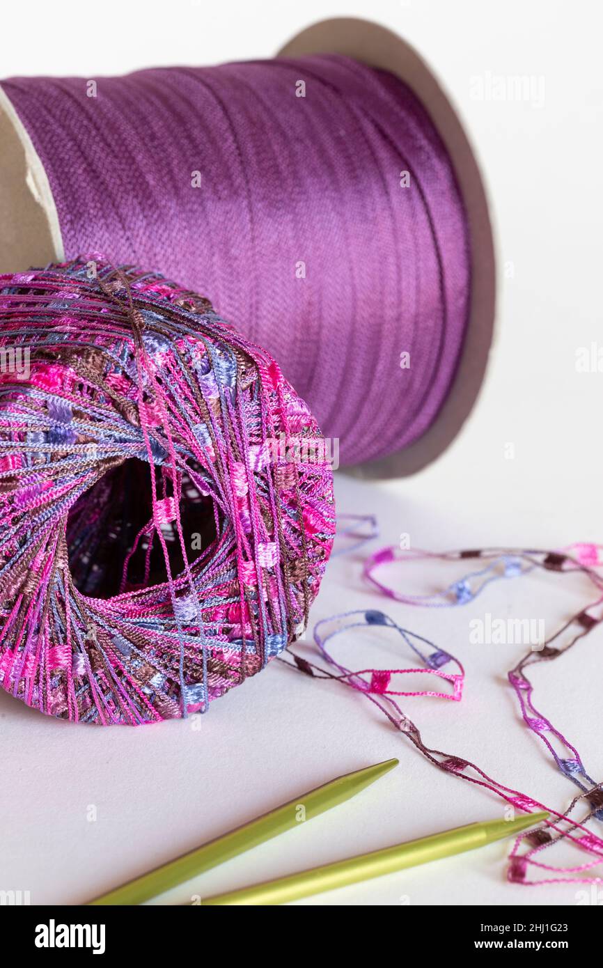 Stillleben von ausgefallenen Strickgarnen und Nadeln Stockfoto