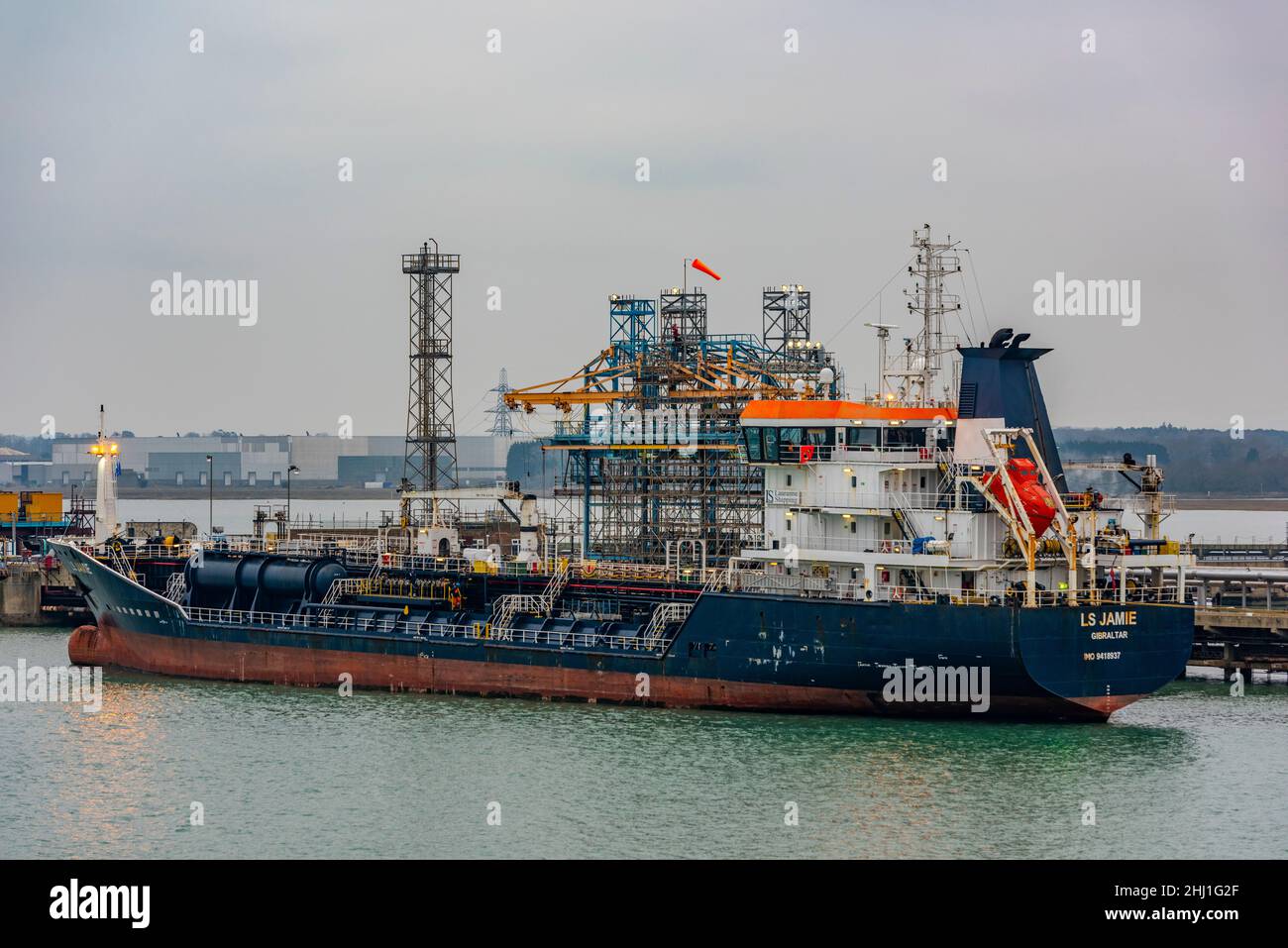 LPG-Gas-Tanker neben dem Marinepol in der esso exxon mobil-Ölraffinerie und petrochemischen Anlage in southampton dockt großbritannien an Stockfoto