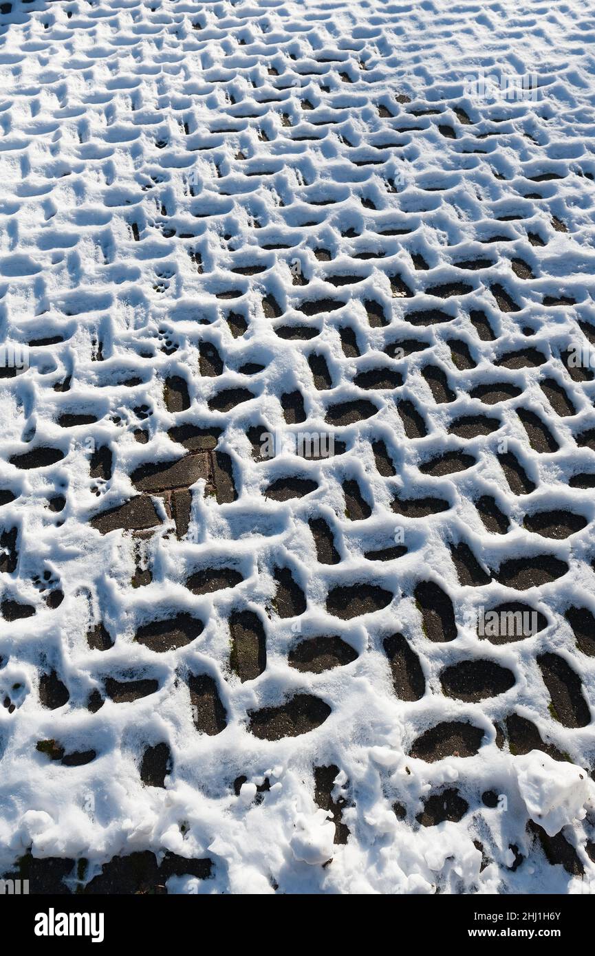 Sich wiederholende Fischgrätschneemuster, die durch Leitungsunterschiede entstehen, Wärmedämmung in der Auffahrt dunkle Bereiche werden sich durch Sonneneinstrahlung schneller erwärmen Stockfoto Sich wiederholende Fischgrätschneemuster, die durch Leitungsunterschiede entstehen, Wärmedämmung in der Auffahrt dunkle Bereiche werden sich durch Sonneneinstrahlung schneller erwärmen Stockfoto