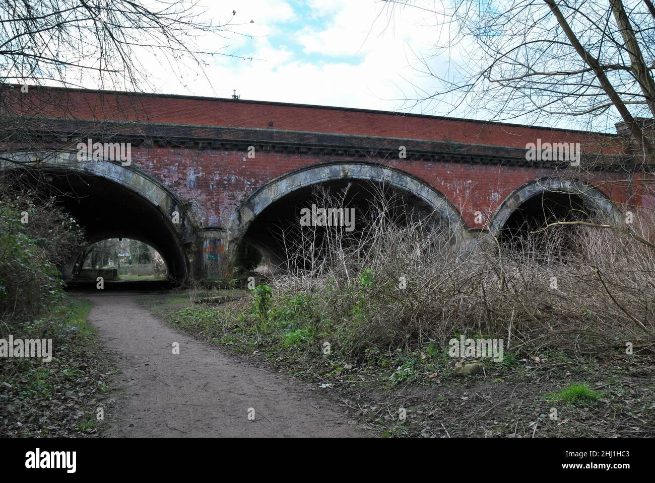 Riesige Bögen auf der Bahnhofsbrücke über den Fluss severn in Shrewsbury, Shropshire Stockfoto