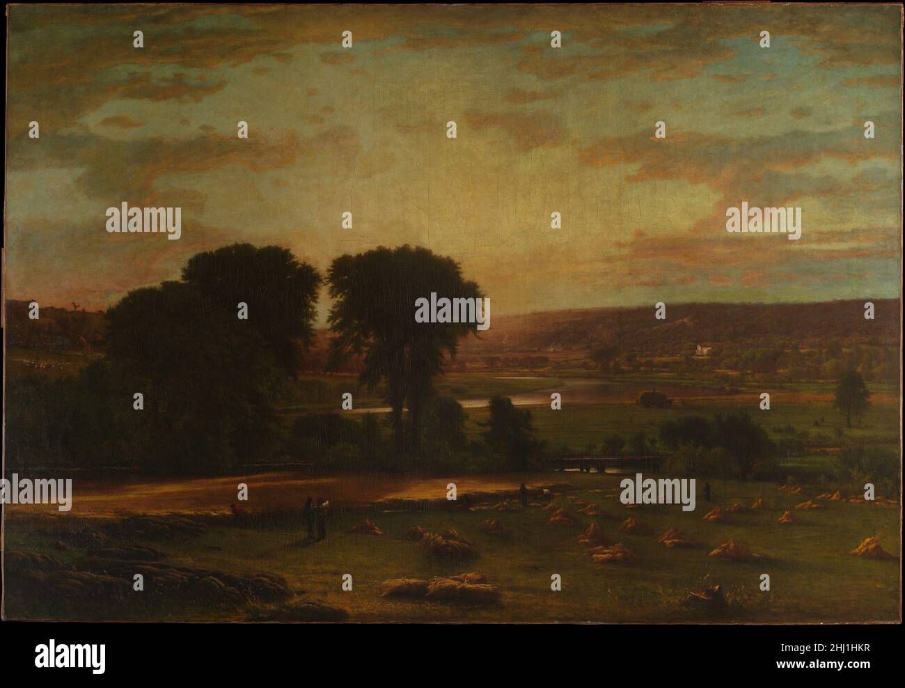 Peace and Plenty 1865 George Inness American Diese große Komposition, die gegen Ende des Bürgerkrieges gemalt wurde, war als direkte Herausforderung an den grandiosen, wörtlichen Stil der Maler der Hudson River School gedacht, wie die Frederic Edwin Church und Albert Bierstadt. Im Gegensatz zu exotischen Themen und technischer Genauigkeit bot Inness ein von Gefühl durchdrungenes Bild von suburbanem Ackerland, das er durch angereichertes Pigment und weichere Pinselstriche mitteilte. Der Titel, die Darstellung einer reichlichen Ernte und Aussagen des Künstlers, die mit diesem und anderen Bildern verbunden sind, die während des W Stockfoto