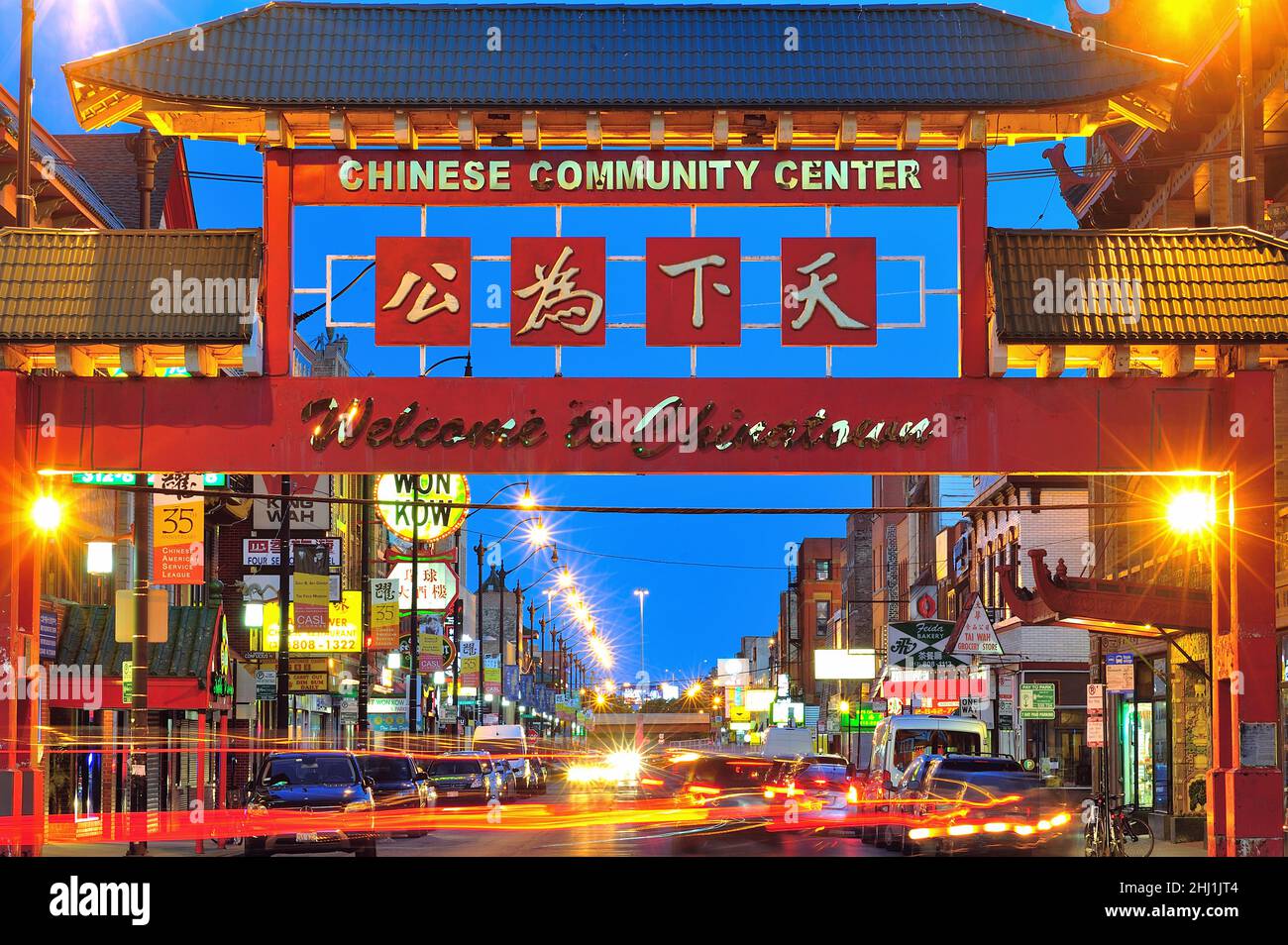 Chicago, Illinois, USA. .Nachtleben in und um Chicagos Chinatown. Die Gegend ist voller Restaurants, die Touristen und Einheimische gleichermaßen anziehen. Stockfoto