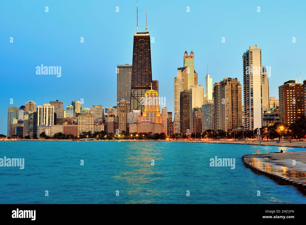 Chicago, Illinois, USA. Gebäude in der Skyline der Stadt, während sich die Nacht auf der Stadt niederlässt, während einige Gebäude das letzte Licht des Tages reflektieren. Stockfoto