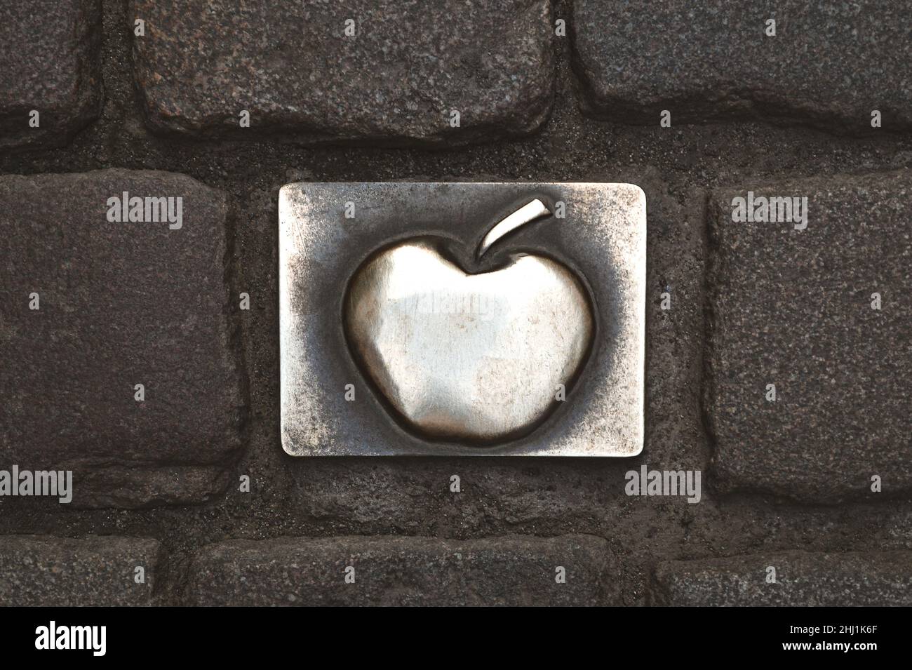 Ein Metallapfel auf dem Kopfsteinpflaster in der Altstadt Stockfoto