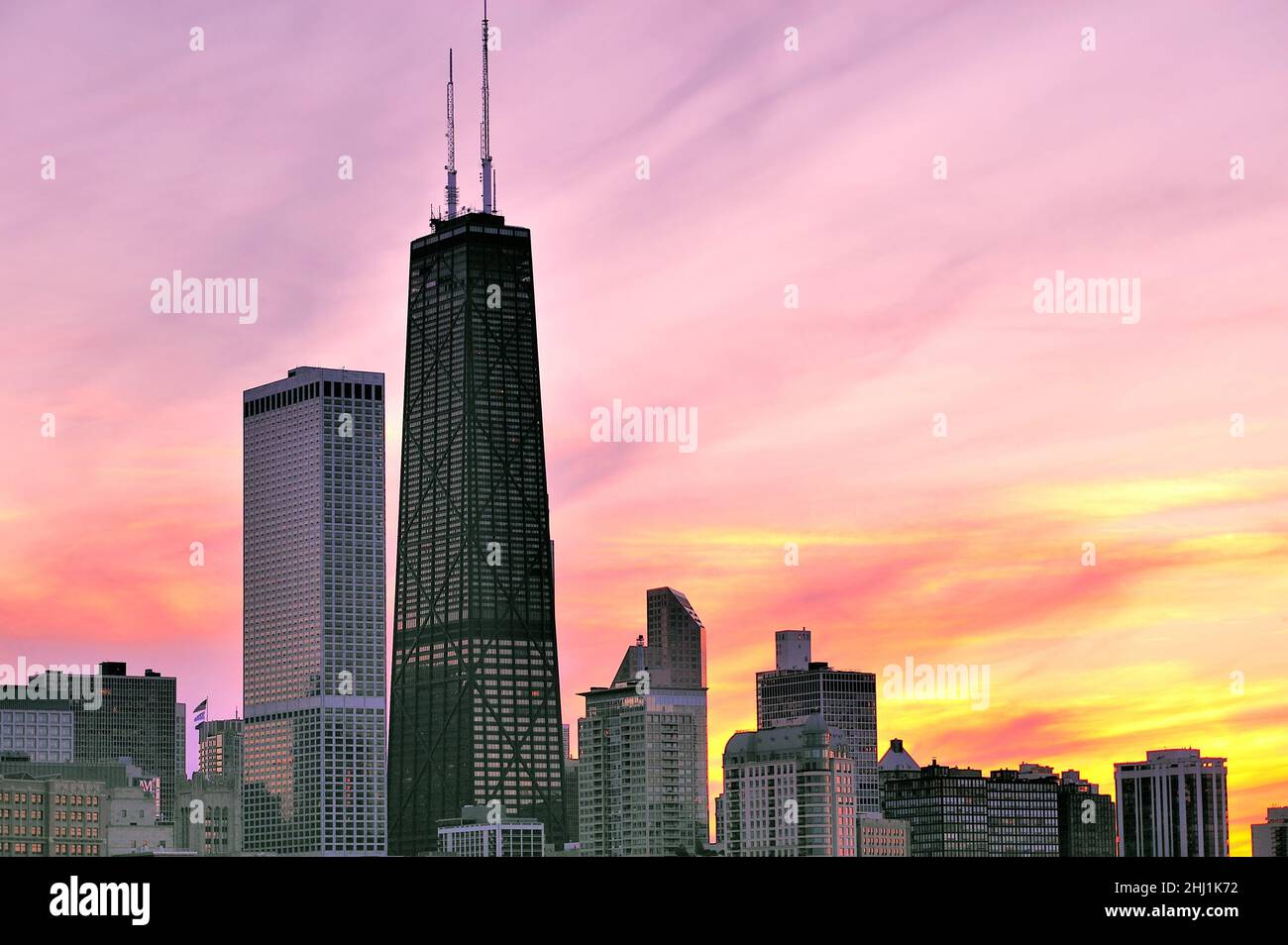 Chicago, Illinois, USA. Herrliche Farbe füllt die Wolken über einen Teil der Skyline von Chicago auf einem frühen Sommerabend. Stockfoto