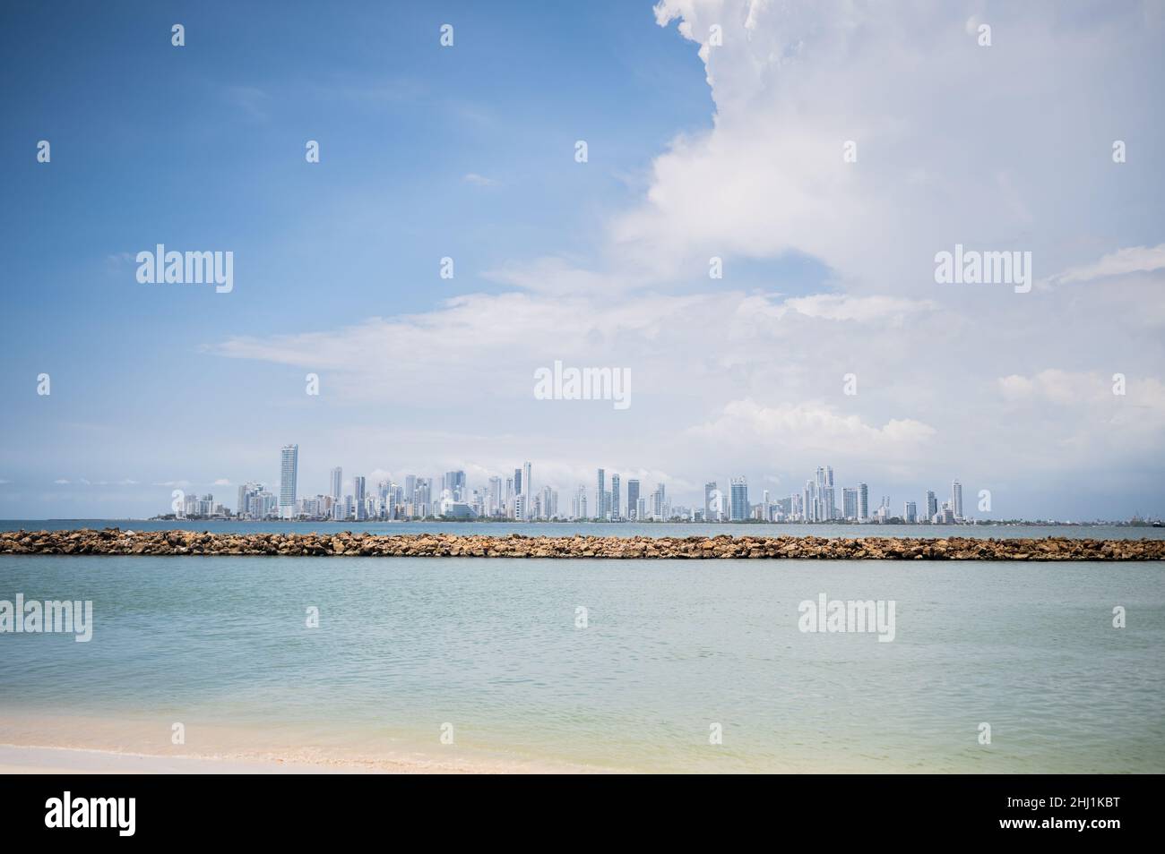 Blick auf die Gebäude in der Gegend von Bocagrande von der Isla Tierra Bomba, einer kolumbianischen Insel vor der Küste von Cartagena de Indias. Stockfoto