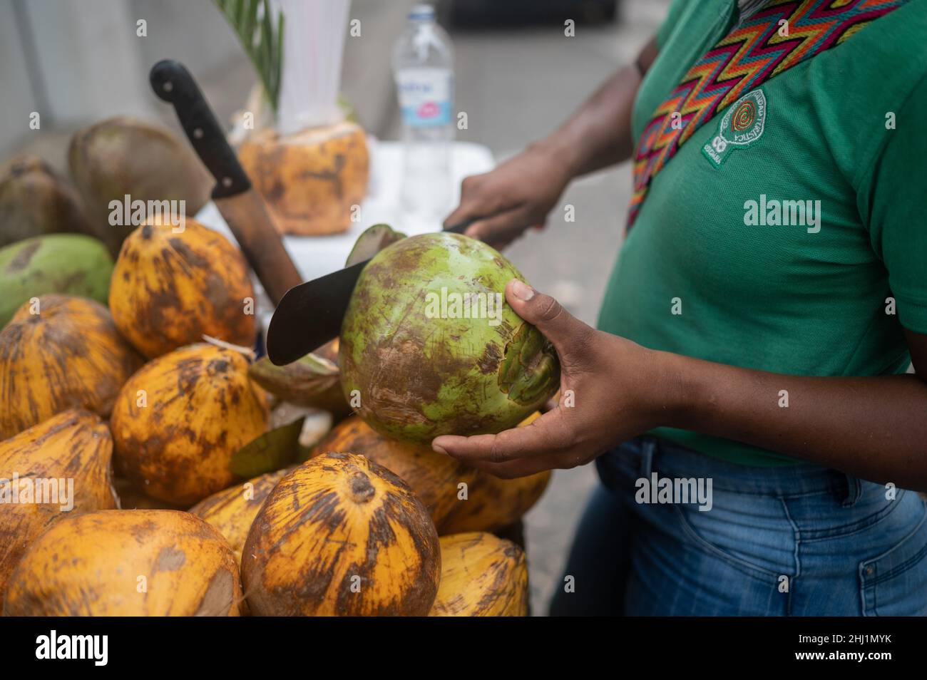 Coconut-Straßenverkäufer, der während der Pandemie Covid-19 in Kolumbien im historischen Gebiet von Cartagena de Indias tätig war Stockfoto
