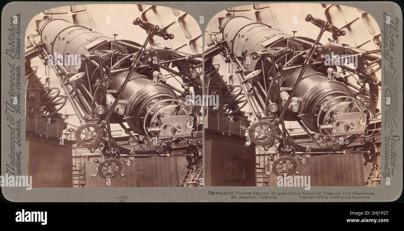 Der wunderbare Universe Explorer, das große 36-Zoll-Äquatorialteleskop, Lick Observatory, Mt. Hamilton, Kalifornien 1902 Underwood & Underwood nach seiner Fertigstellung im Jahr 1888 war das Refraktionsseleskop am Lick Observatory das größte der Welt. Die riesigen Linsen des in Frankreich hergestellten Teleskops reisten per Schiff, Zug und Pferdekutsche nach Kalifornien. Eine Scheibe rissierte beim Transport und brauchte Jahre, um sie auszutauschen. Fotos des gefeierten Instruments, reproduziert auf Stereokards wie diesem, zirkulierten unter Weltraumenthusiasten weltweit. Der Wunderbare Universe Explorer, Der Gr Stockfoto