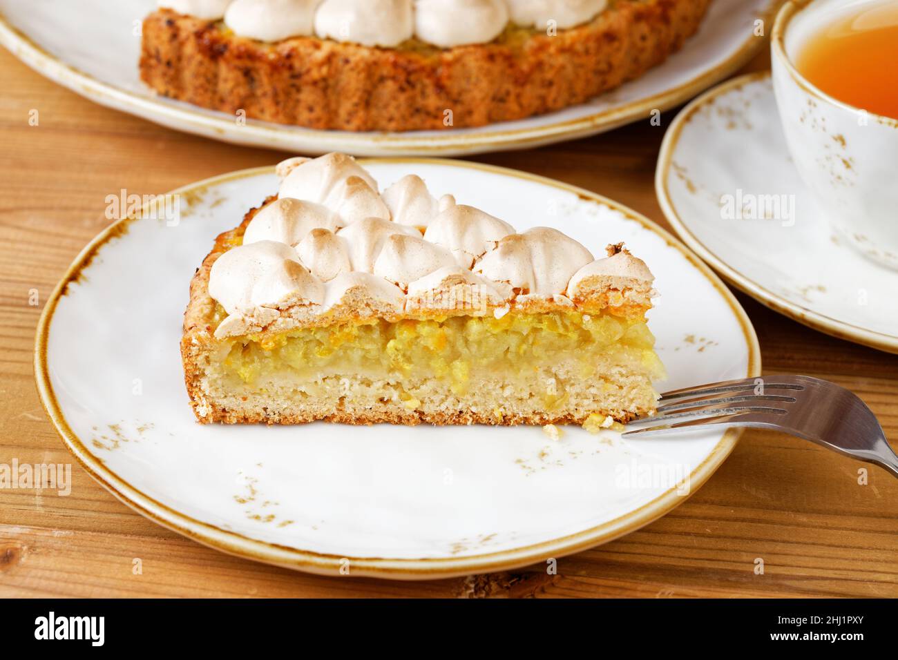 Ein Stück hausgemachter Zitronenkuchen aus der Nähe. Geringer Fokus. Stockfoto