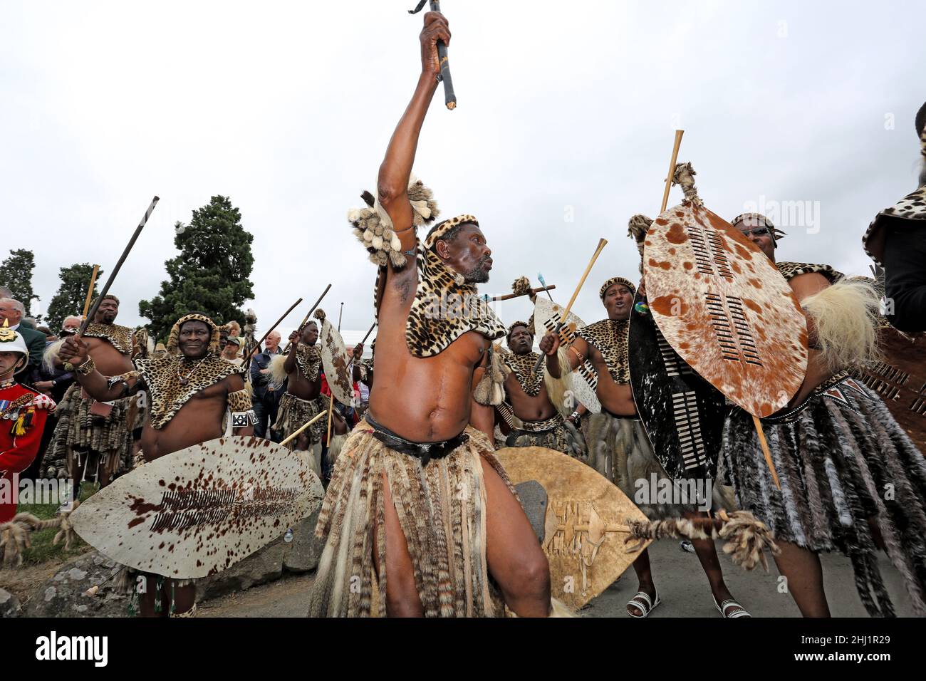 Zulu Warriors in ihrer traditionellen Kleidung treffen Prinz Charles und die Herzogin von Cornwall am 22nd. Juli 2019 in Llanelwedd. Die Royals wurden betreten Stockfoto