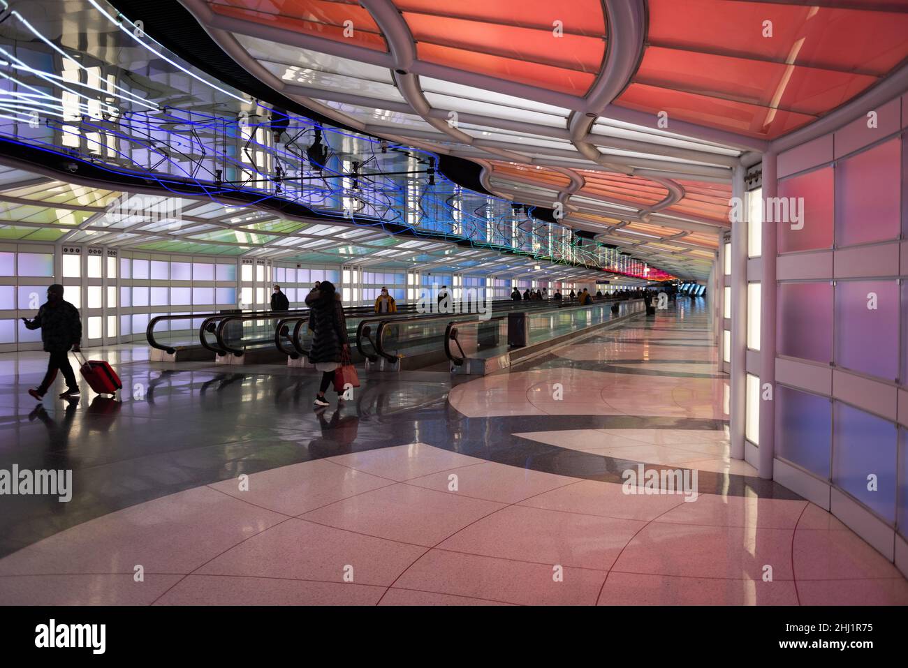 Fluggäste, die Menschen zu Fuß, bunte Neonlichter kunst Installation von Michael Hayden, Fußgängertunnel, Chicago O'Hare Airport Terminal. Stockfoto
