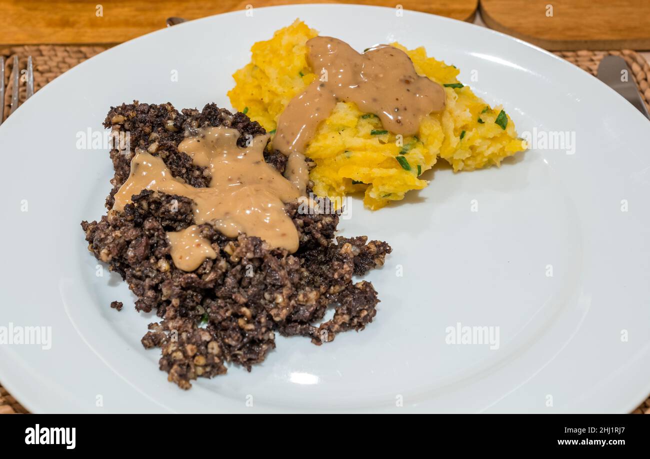 Traditionelle Scottish Burns Night Supper Essteller: Haggis und Clapshot (Kartoffelpüree und Rübe oder schwede) mit Whisky-Sauce, Schottland Stockfoto