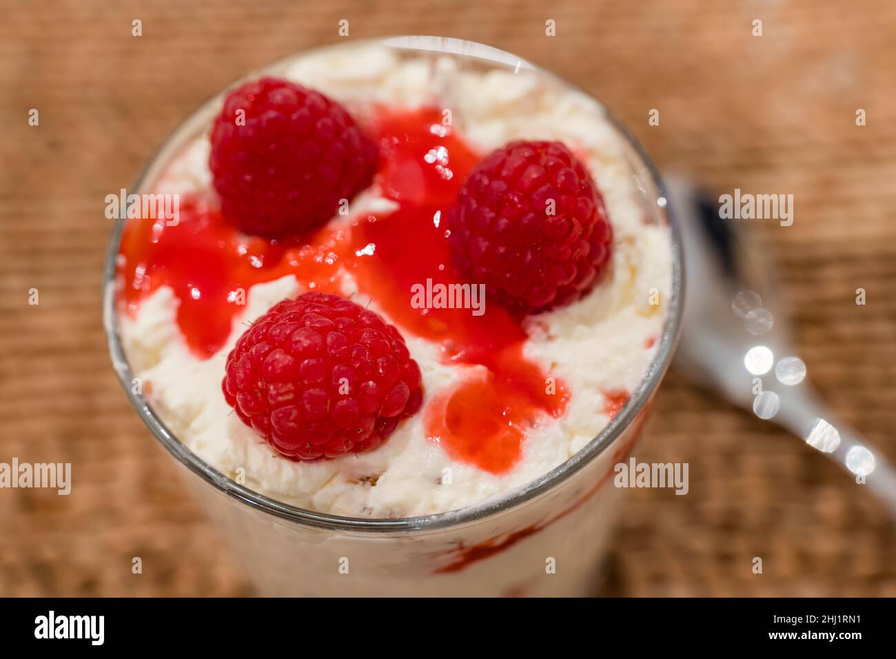 Schottischer Pudding oder Cranachan-Dessert aus Creme, Haferflocken und Himbeeren, serviert auf der Burns Night, Schottland Stockfoto