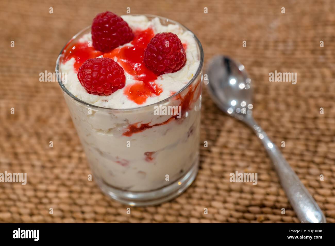 Schottischer Pudding oder Cranachan-Dessert aus Creme, Haferflocken und Himbeeren, serviert auf der Burns Night, Schottland Stockfoto