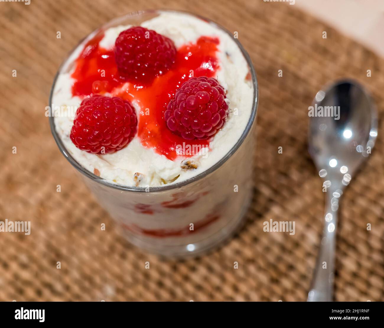 Schottischer Pudding oder Cranachan-Dessert aus Creme, Haferflocken und Himbeeren, serviert auf der Burns Night, Schottland Stockfoto