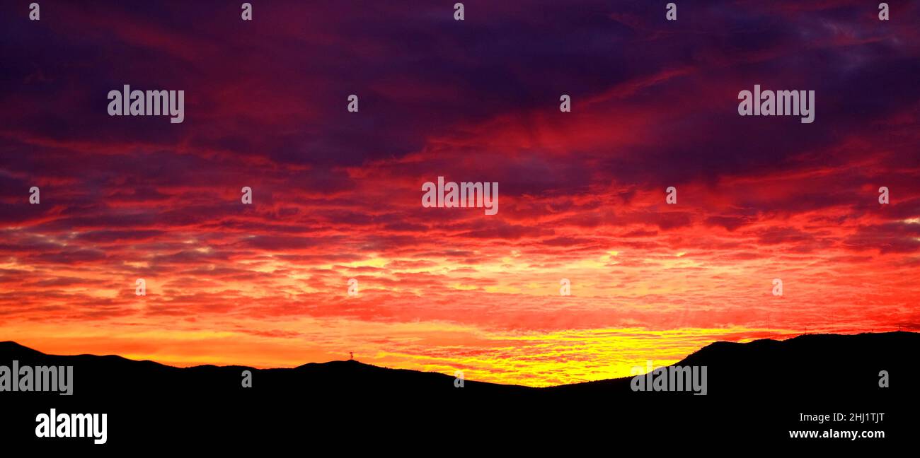 Sonnenuntergang oder Sonnenaufgang auf der Bergkette schöne Wolken färben Dämmerung oder Dämmerung Stockfoto