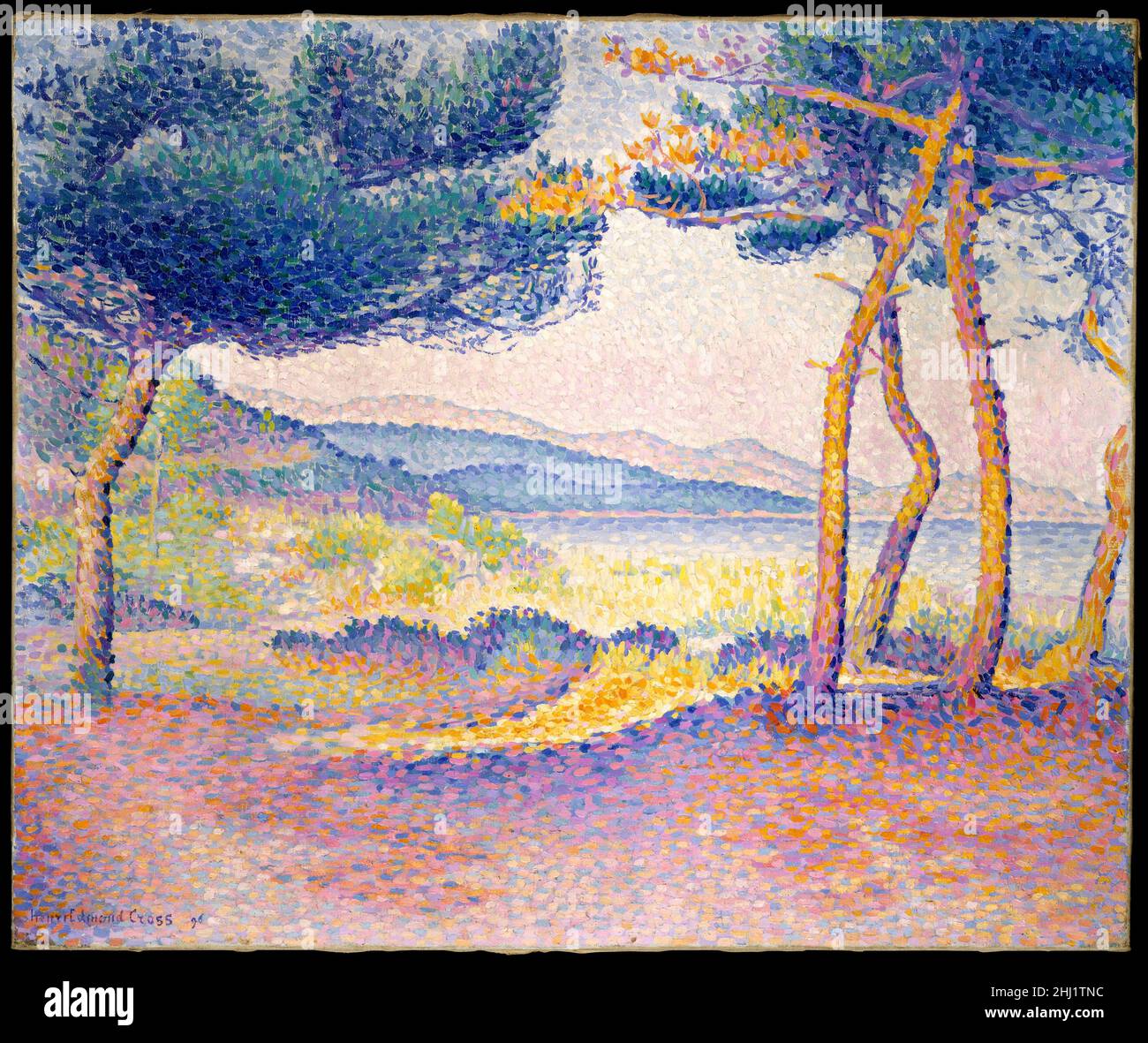 Pines Along the Shore 1896 Henri-Edmond Cross (Henri-Edmond Delacroix) der Franzose Henri-Edmond Cross praktizierte den neoimpressionistischen Malstil, eine kurzlebige Avantgarde-Bewegung im späten 19. Jahrhundert, die die Verwendung von separaten, ineinander verwobenen Pigmenten betonte, um eine größere Farbbrillanz im Auge des Betrachters zu erreichen. In Pines Along the Shore, gemalt in Südfrankreich mit Blick auf das Mittelmeer, webt und layers Cross Pinselstriche und baut seine Farbfläche in einer Tapisserie-ähnlichen Weise aus, von kühlen Tönen auf dem Pinienhain-Boden bis hin zu brillantem Laub Stockfoto