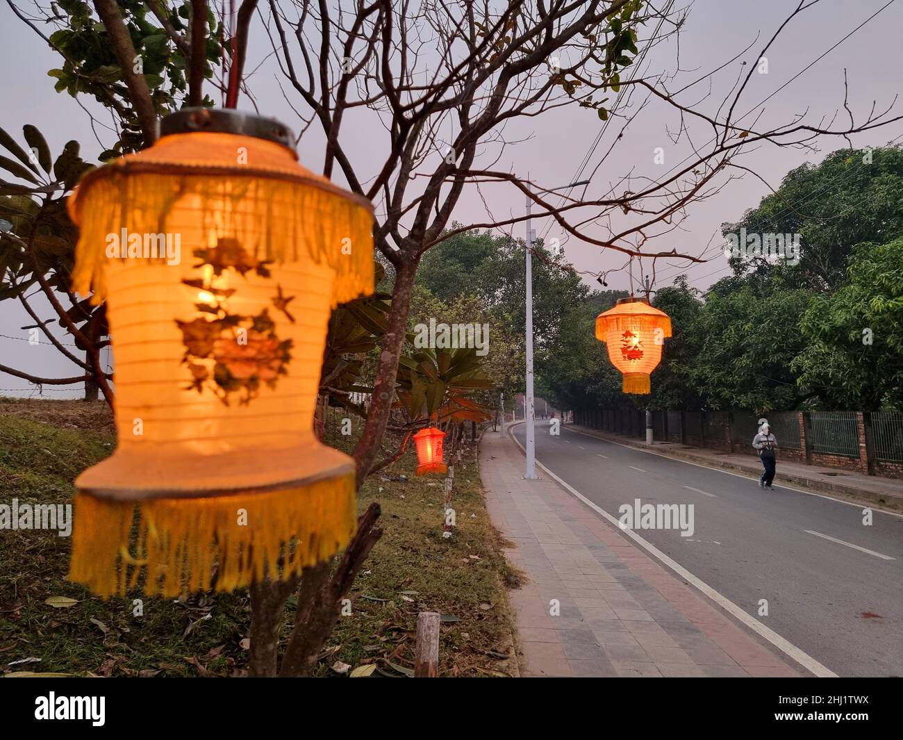 Papierlaternen beleuchten den Flussweg im Morgengrauen. Es ist ein beliebter Fußweg für die Bewohner von Rajshahi, die als die sauberste Metropole Bangladeschs gilt, Und ein großes Stadt-, Handels- und Bildungszentrum von Bangladesch, das sich am Nordufer des Padma-Flusses in der Nähe der Grenze zwischen Bangladesch und Indien befindet.die Gründung der Stadt geht auf das Jahr 1634 zurück, in dem im 18th. Jahrhundert eine holländische Siedlung stattfand. Die Gemeinde Rajshahi wurde während des britischen Raj im Jahr 1876 gegründet. Bangladesch. Stockfoto