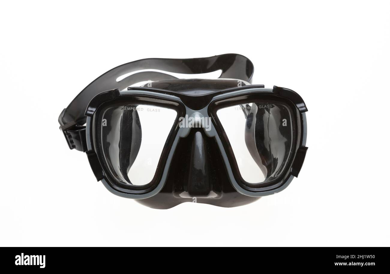 Tauchmaske isolierter Ausschnitt auf weißem Hintergrund. Schwarze Tauchermaske mit gehärtetem Glas, Schnorchel- und Tauchausrüstung. Stockfoto