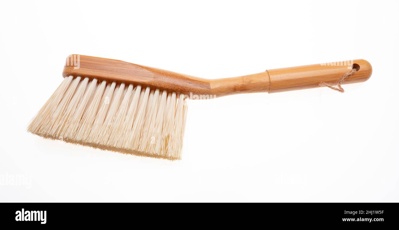 Besen mit Holzgriff isoliert Ausschnitt auf weißem Hintergrund. Ansicht von oben auf kleine braune Bürste Haushaltsgeräte für Sweep und Clean Stockfoto
