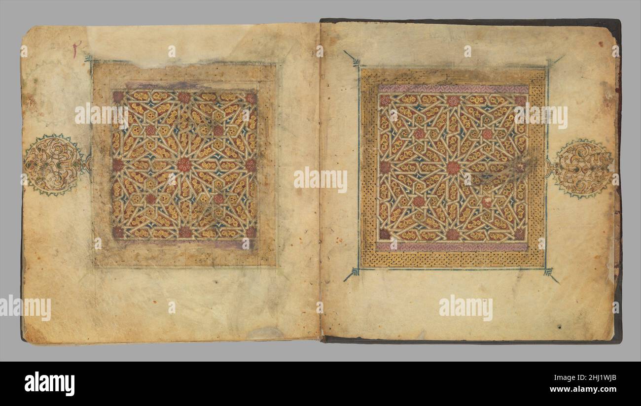 Abschnitt aus einem Qur'an-Manuskript ca. 1300 als zweiter Band einer siebenteiligen Qur'an-Handschrift enthält dieser Codex kein Kolophon, aber er beginnt mit einer aufwendig beleuchteten Doppelseite mit einem aufwändigen geometrischen Strapwork, das eng mit den Entwürfen andalusischer und nordafrikanischer Fliesen vergleichbar ist. Marginalien deuten darauf hin, dass dieser Koran einst zur Bibliothek eines ribat (Herberge) in der heiligen Stadt Medina gehörte, in der marokkanische Bewohner aufgenommen wurden. Hören Sie zu, wie Experten die Geschichte dieses Kunstwerks beleuchten Hörspiel oder Pause #6714. Übersicht: Koran-Handschriften und hebräische Bibeln, Teil 1 Play or Pause #6714. Vorbei Stockfoto