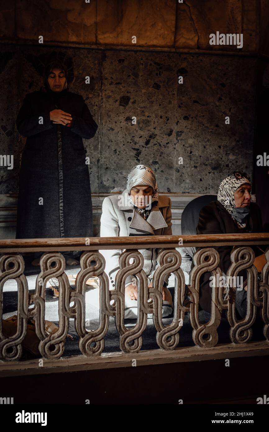 Muslimische Frauen beten in Ayasofya in Istanbul Stockfoto