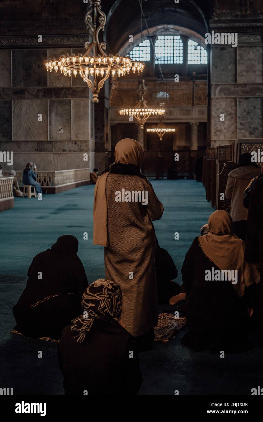 Muslimische Frauen beten in Ayasofya in Istanbul Stockfoto