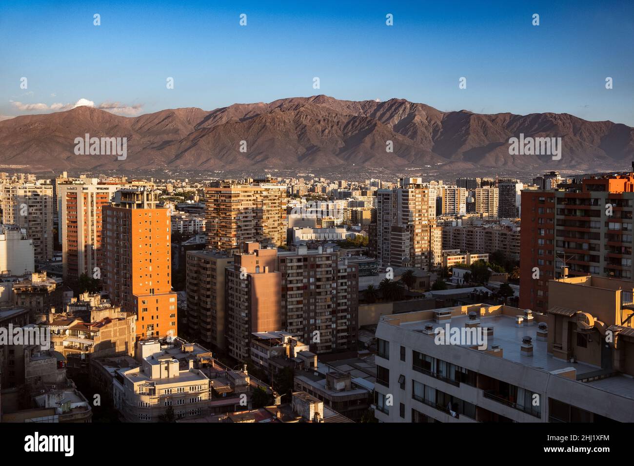 Blick auf die Anden über ein Wohnviertel in Santiago, Chile Stockfoto