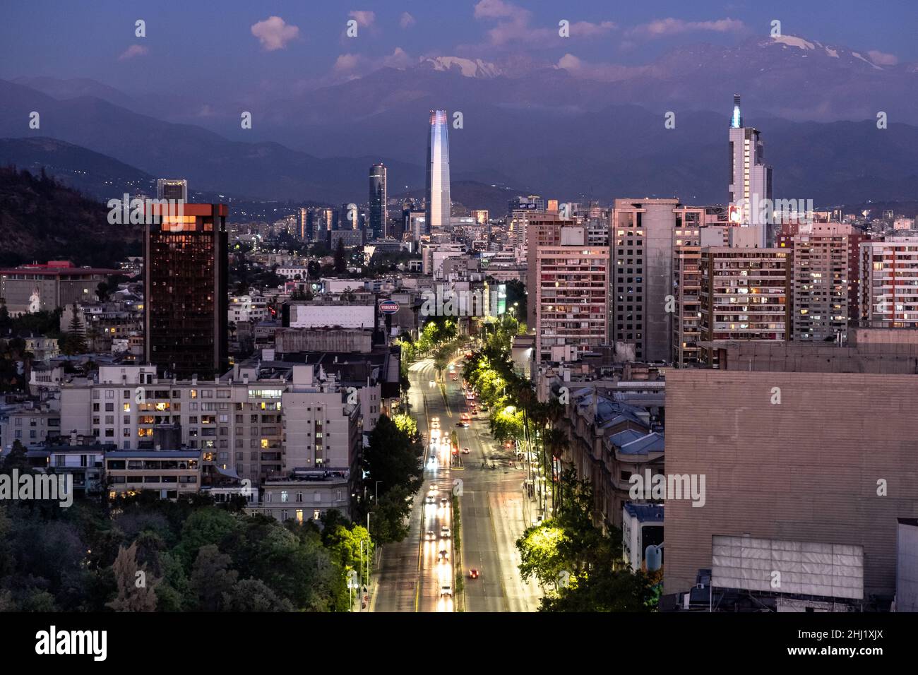 Ein abendlicher, hochkant Blick auf den Wolkenkratzer Gran Torre in Santiago, Chile Stockfoto