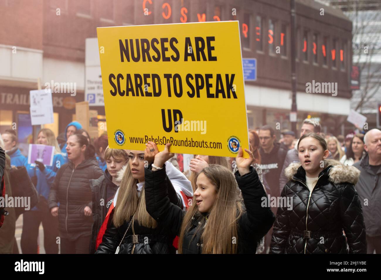 VAX Protest Deansgate. Protestierende mit Schildertext Krankenschwestern haben Angst, sich zu äußern. Rauch durch Aufflackern. Manchester, Großbritannien Stockfoto