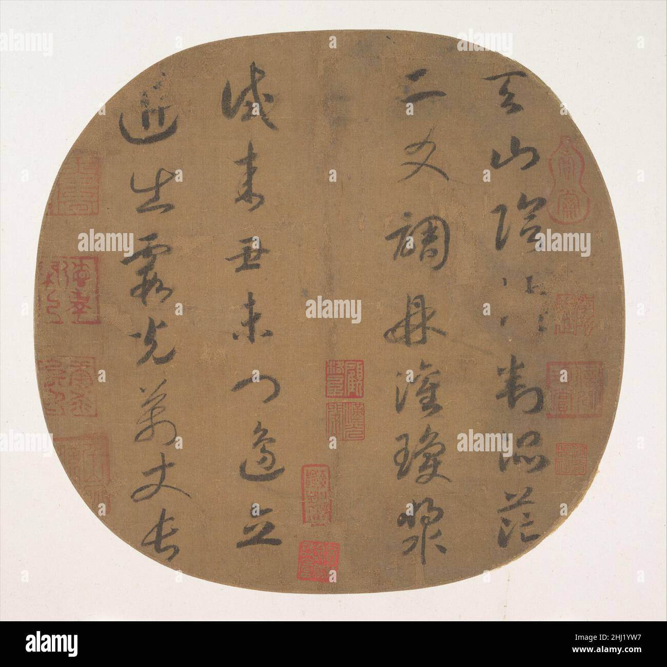 Quatrain auf dem Himmlischen Berg nach 1162 Kaiser Gaozong Chinese im Jahr 1162, im Alter von fünfundfünfzig Jahren, zog sich Gaozong vom Thron zurück, um seine letzten Jahre der Kunst, insbesondere dem Studium der Kalligraphie, zu widmen. Er folgte zunächst den Stilen von Huang Tingjian (1045–1105) und Mi Fu (1052–1107), setzte sich aber in seinen späteren Jahren mit den Werken von Wang Xizhi (ca. 303–ca. 361) und anderen vor-Tang-Meistern, deren Werke er aus erster Hand sammeln und studieren konnte. Dieser Fan datiert eindeutig nach 1162; im Wang-Stil geschrieben, trägt er ein Siegel mit dem Namen von Gaozongs Pensionspalast, tugendhafter Langlebigkeit Stockfoto