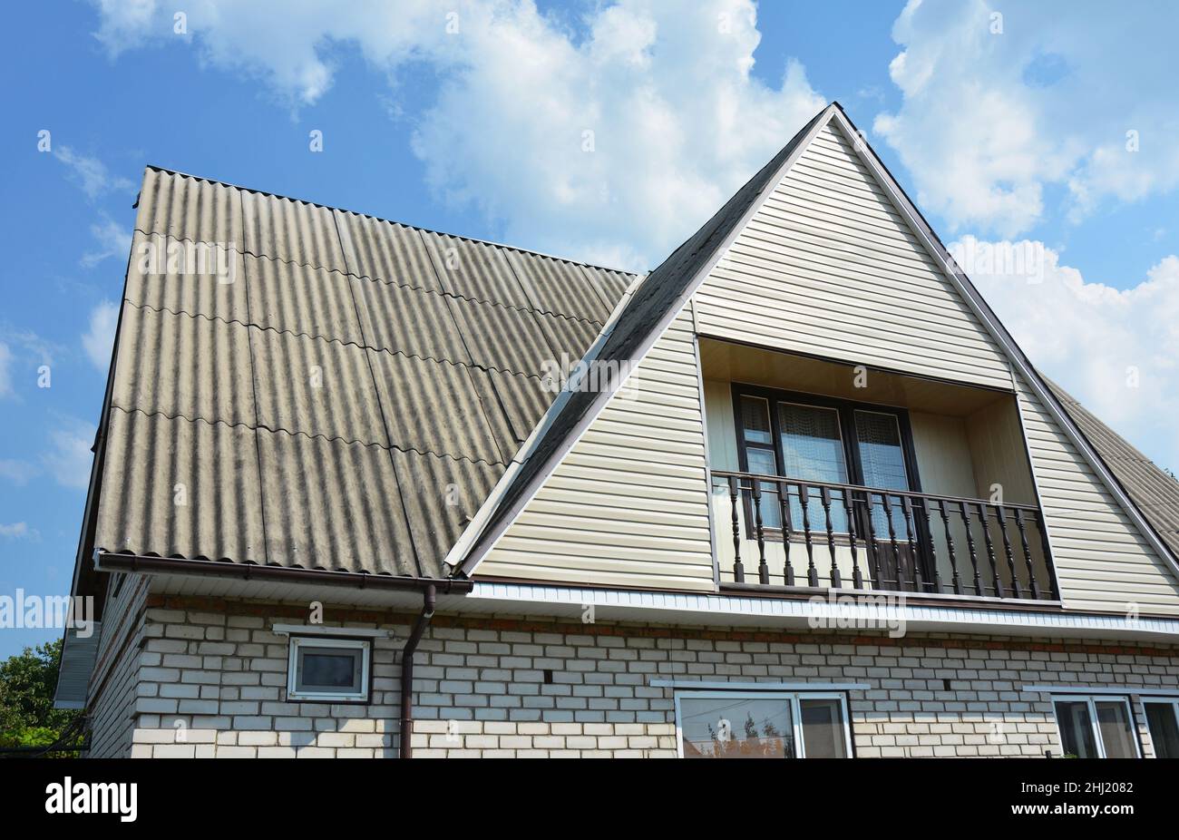 Asbest Dachkonstruktion mit Dachrinnen-System. Giebel- und Valley-Dachkonstruktion. Stockfoto