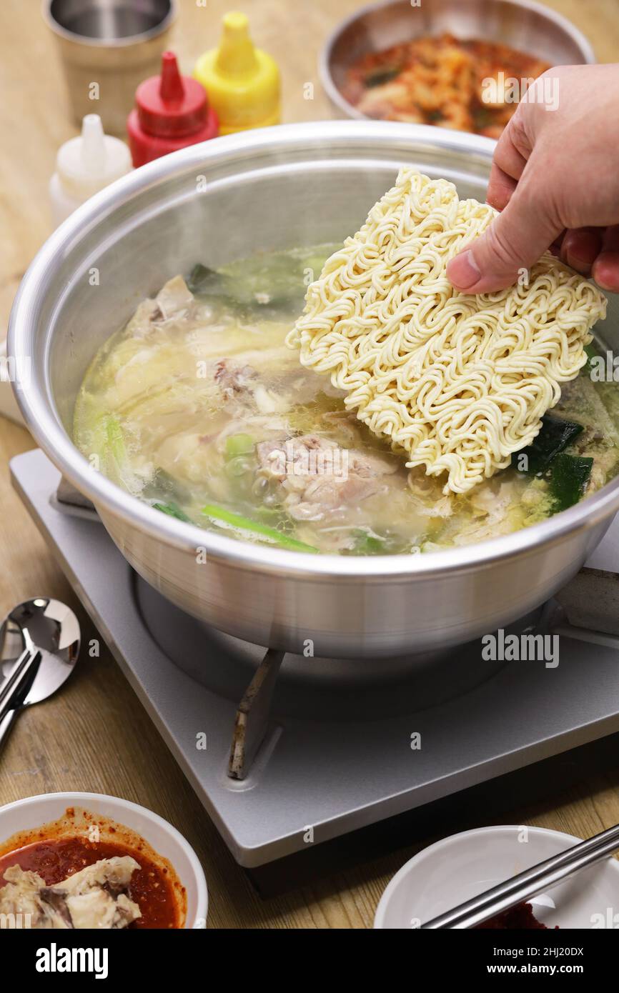 koreanische ganze Hühnersuppe heißen Topf, Instant Nudeln am Ende der Mahlzeit. Stockfoto