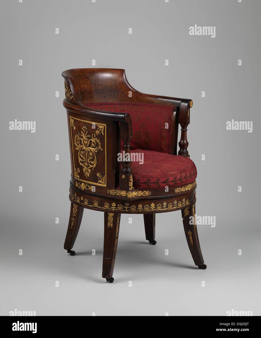 Schreibtischstuhl (fauteuil de Bureau) 1804–14 Französisch in der Mitte des 18. Jahrhunderts stellten französische Menüleute oder Tischler sowohl praktische als auch elegante Stühle her, speziell für den Einsatz hinter einem Schreibtisch. Durch die Änderung der traditionellen Anordnung eines Stuhls schufen sie einen sogenannten fauteuil de cabinet oder Bürosessel. Für mehr Stabilität wurde ein aufrechter Vorderteil aufgestellt, sodass der Benutzer seine Beine auf beiden Seiten anordnen konnte. Mit ihrer geschwungenen Kontur haben diese Stühle eine abgerundete Rückseite, die den Oberkörper unterstützt, während die geschwungenen Arme für zusätzliche Unterstützung vorgesehen sind. Während der zweiten Hälfte des Stockfoto