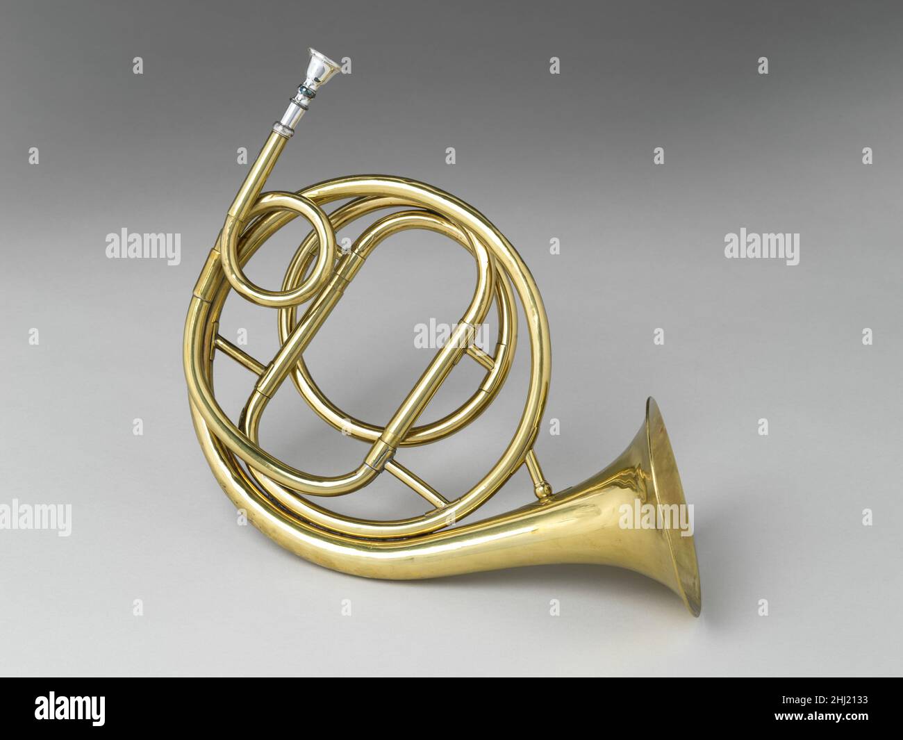 Kreisförmige Trompete ca. 1830 Diese Iteration der gestoppten Trompete  nimmt die Form eines aus Messing gefertigten Miniatur-Handhorns an,  komplett mit einer umfangreichen Auswahl an Gauner und einem mit Gämsen  ausgekleideten, abgetrennten Holzgehäuse.
