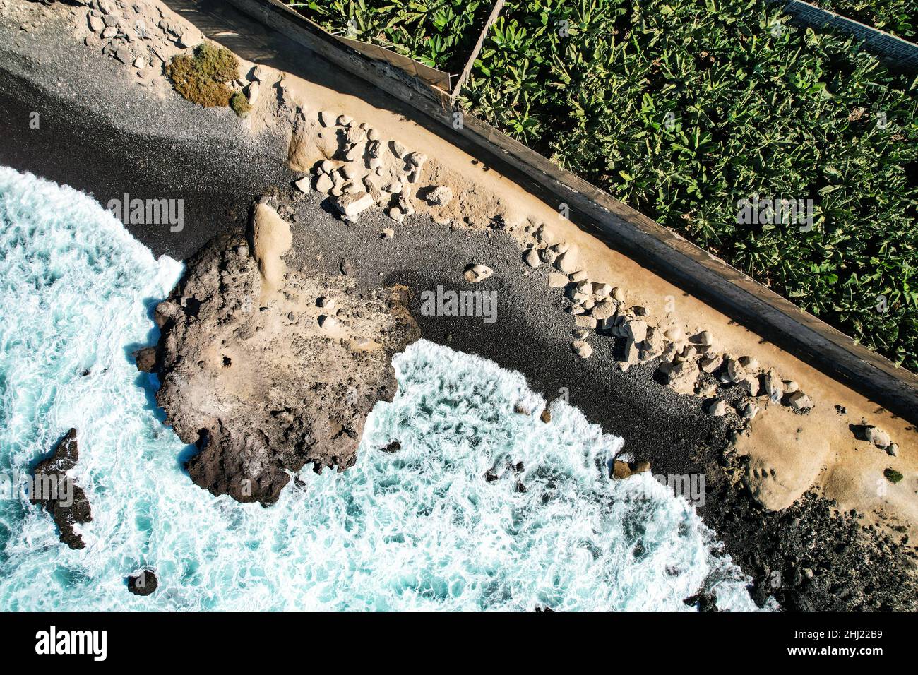 Luftaufnahme des Strandes und der Bananenplantage. Teneriffa, Kanarische Inseln, Spanien. Stockfoto
