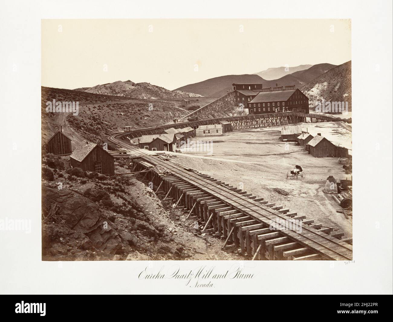 Eureka Quarz Mill and Flume, Nevada 1875, gedruckt ca. 1876 Carleton E. Watkins American. Eureka Quarz Mill and Flume, Nevada 264992 Stockfoto
