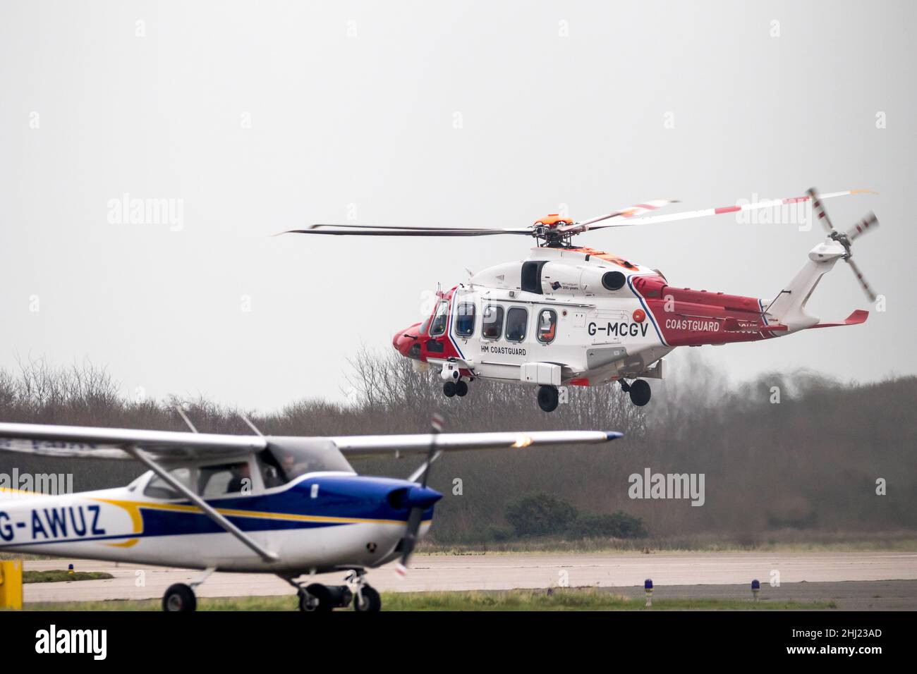 Lydd Airport, Kent, Großbritannien. 25th. Januar 2022.Coastguard-Hubschrauber vom Flughafen Lydd. Kredit: Newspics UK South/Alamy Live Nachrichten Stockfoto