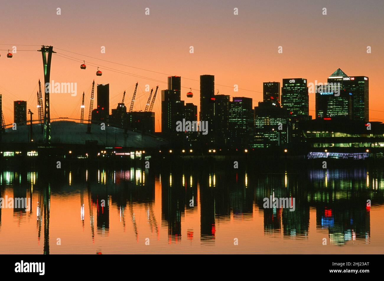 Canary Wharf und die O2 Arena vom Royal Victoria Dock, beleuchtet bei Sonnenuntergang, in den Londoner Docklands, Südostengland Stockfoto