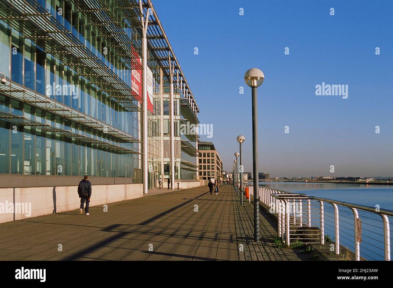 Bürogebäude in Borough of Newham am Royal Albert Quay am Royal Albert Dock, London Docklands UK, Blick Richtung Osten. Stockfoto