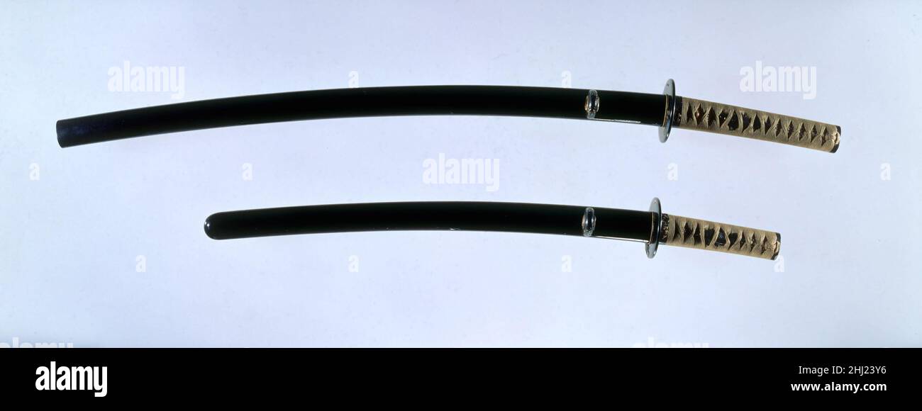 Klingen und Befestigungen für ein Paar Schwerter (Daish?) Klinge des Schwertes (Katana), datiert 1440; Klinge des kurzen Schwertes (Wakizashi), 15th Jahrhundert; Befestigungen, Klinge des späten 18th. Jahrhunderts langen Schwertes (Katana), eingeschrieben von Sukemitsu von Bizen Japanisch Dies ist der einzige bekannte komplette Satz von daish? Befestigungen von Iwamoto Konkan, einem der berühmtesten Hersteller von Schwertbeschlägen im 18. Jahrhundert. Die Inschrift des Künstlers identifiziert den Schutzpatron als Iwata Takanori und das Design als die sechs Tama-Wassere. Klingen und Befestigungen für ein Paar Schwerter (Daish?). Japanisch. Klinge des Schwertes (Katana), datiert 1440; kurzes Schwert (Wakizashi) Stockfoto